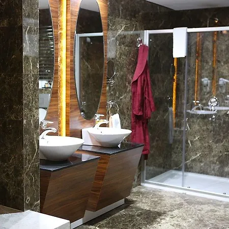 מלון Madame Tadia 3*