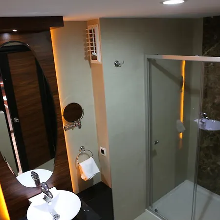 מלון Madame Tadia