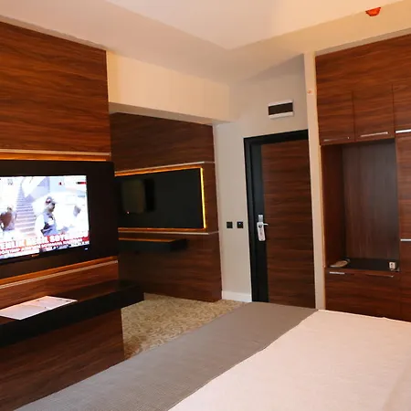 מלון Madame Tadia 3*